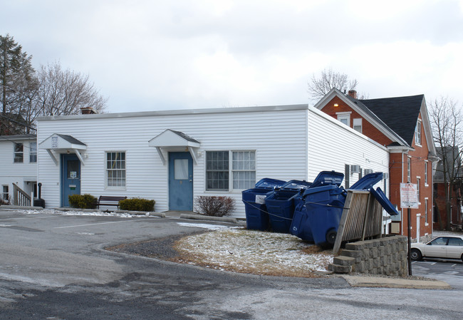 629 W College Ave in State College, PA - Foto de edificio - Building Photo