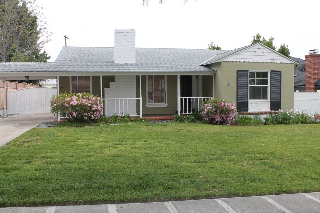 530 E Grinnell Dr in Burbank, CA - Building Photo