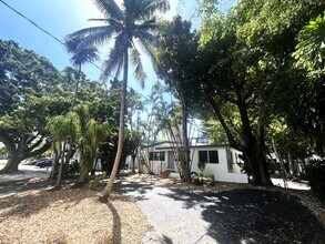 2720 Shipping Ave in Miami, FL - Building Photo - Building Photo