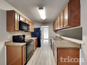 6831 De Palma in San Antonio, TX - Foto de edificio - Building Photo