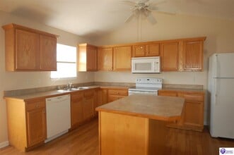 105 N Osprey Ct in Vine Grove, KY - Building Photo - Building Photo