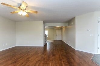 1685 Cedar Mill Dr in Avon, IN - Foto de edificio - Building Photo