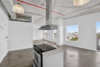 10 SW South River Dr, Unit PHI01 in Miami, FL - Foto de edificio - Building Photo