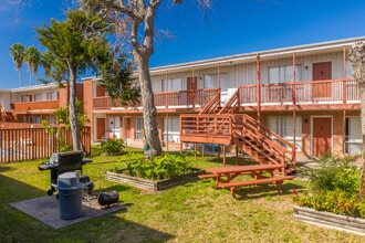 Portland Manor Apartments in Portland, TX - Foto de edificio - Building Photo