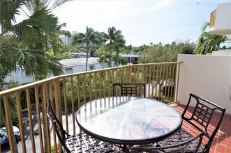 210 Seaview Dr in Key Biscayne, FL - Building Photo - Building Photo