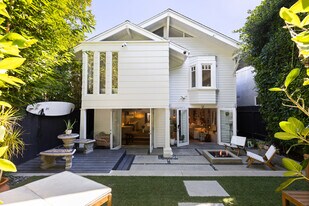 241 Windward Ave in Venice, CA - Building Photo