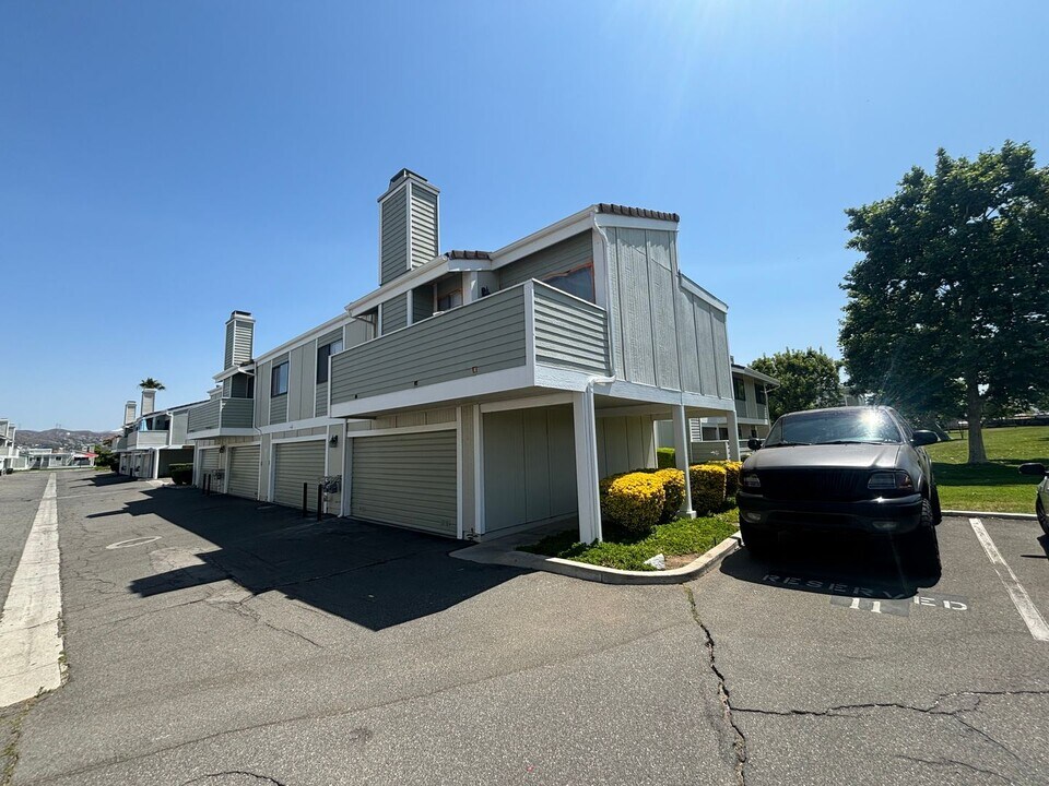 27063 Crossglade Ave in Santa Clarita, CA - Building Photo