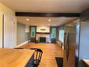 25 Rockland Rd in Scituate, RI - Foto de edificio - Building Photo