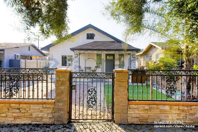 1301 Prado St in Los Angeles, CA - Foto de edificio - Building Photo