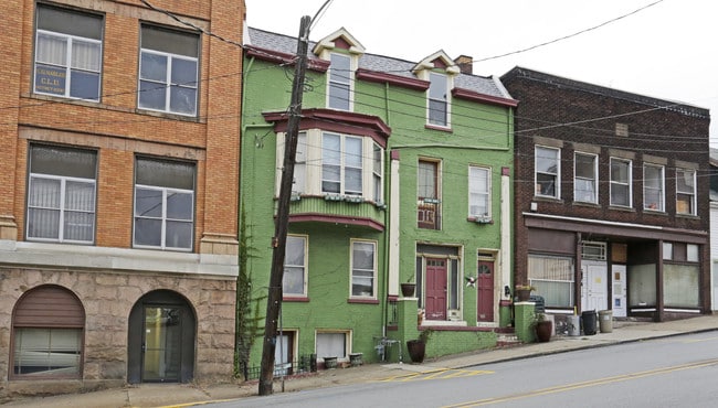 118 E Crawford Ave in Connellsville, PA - Building Photo - Building Photo