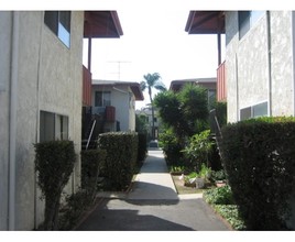 216-220 S Olive Ave in Alhambra, CA - Building Photo - Building Photo