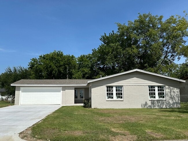 property at 50003 Del Ra Dr