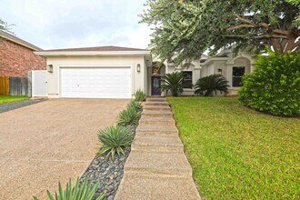 402 Starling Creek Loop in Laredo, TX - Building Photo - Building Photo