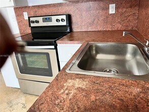 5423 W 22nd Ct in Hialeah, FL - Foto de edificio - Building Photo