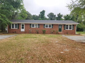 417 Windermere Dr in Fayetteville, NC - Building Photo