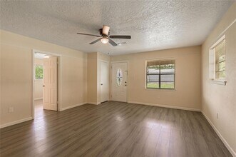 137 E Austin Ave in Onalaska, TX - Foto de edificio - Building Photo