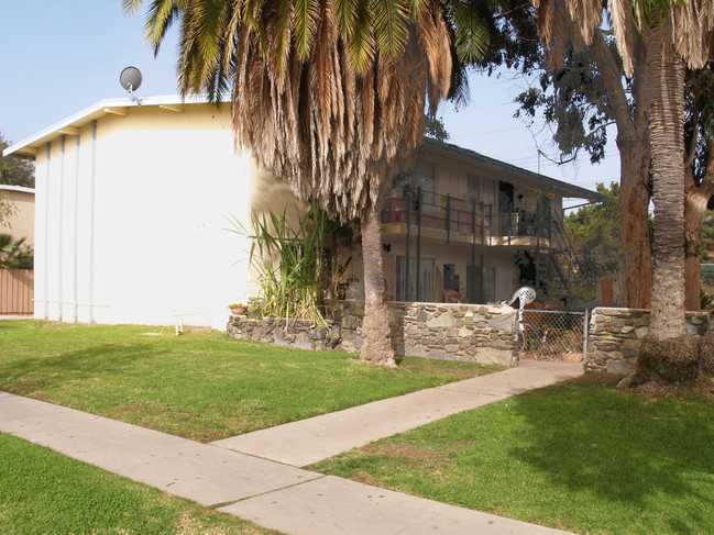 594 Joann St in Costa Mesa, CA - Foto de edificio - Building Photo