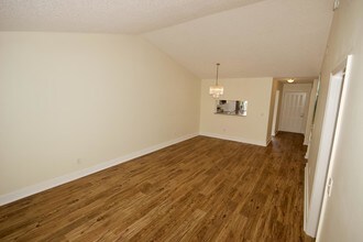 301 Club Cir-Unit -202 in Boca Raton, FL - Building Photo - Building Photo