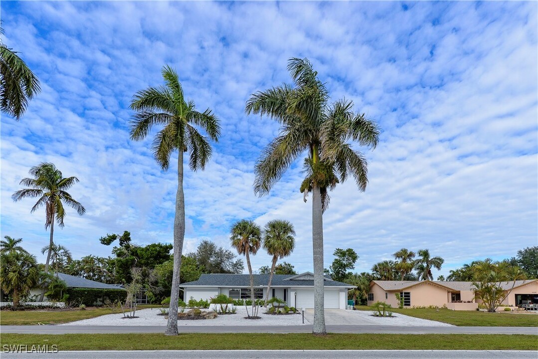 12150 McGregor Blvd in Ft. Myers, FL - Building Photo