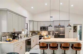 2596 River Reach Dr in Naples, FL - Foto de edificio - Building Photo