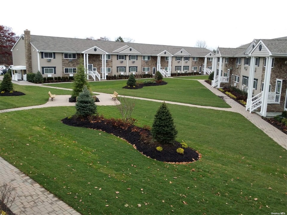 313 Brook Ave-Unit -313-2A in Bay Shore, NY - Foto de edificio