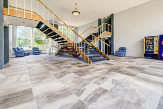 Executive Towers and Gardens in Parma Heights, OH - Foto de edificio - Building Photo