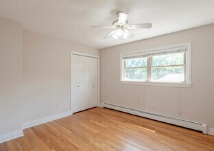 2207 N 74th Ct, Unit 2 in Elmwood Park, IL - Building Photo - Building Photo