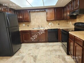 2565 N Fair Oaks Ave in Tucson, AZ - Building Photo - Building Photo