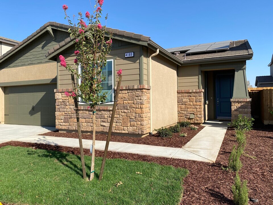 4189 San Jose Ave in Clovis, CA - Building Photo