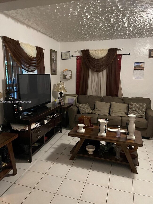 640 NE 141st St in North Miami, FL - Building Photo - Building Photo