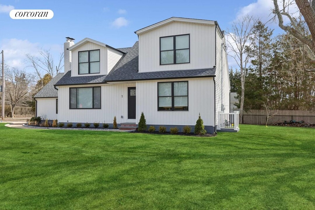 1 Friese Dr in East Quogue, NY - Building Photo