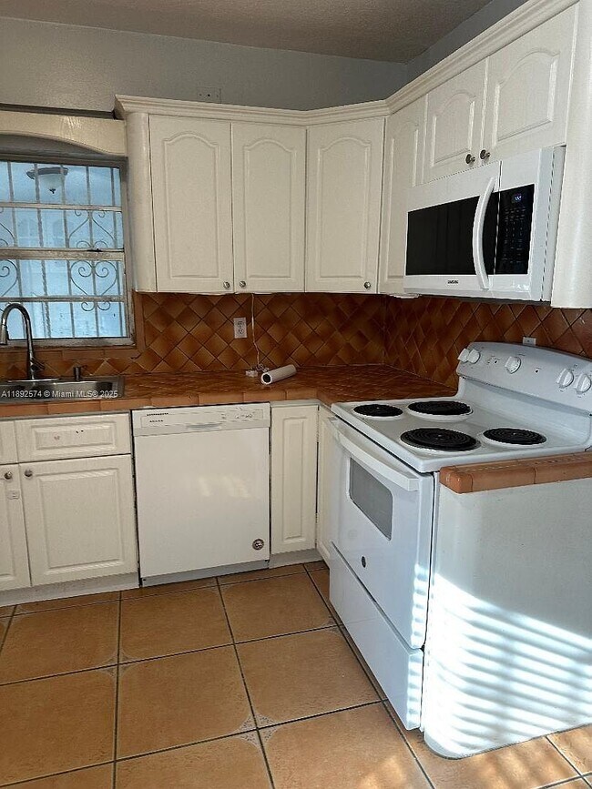 2225 SW 21st Ter in Miami, FL - Building Photo - Building Photo