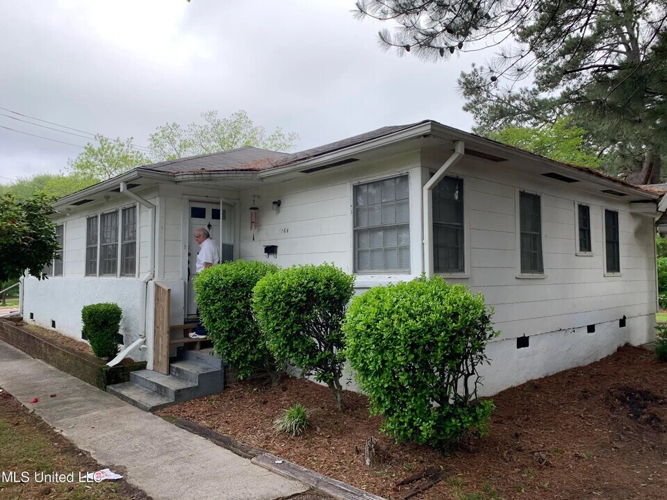 1164 Raymond Rd in Jackson, MS - Building Photo