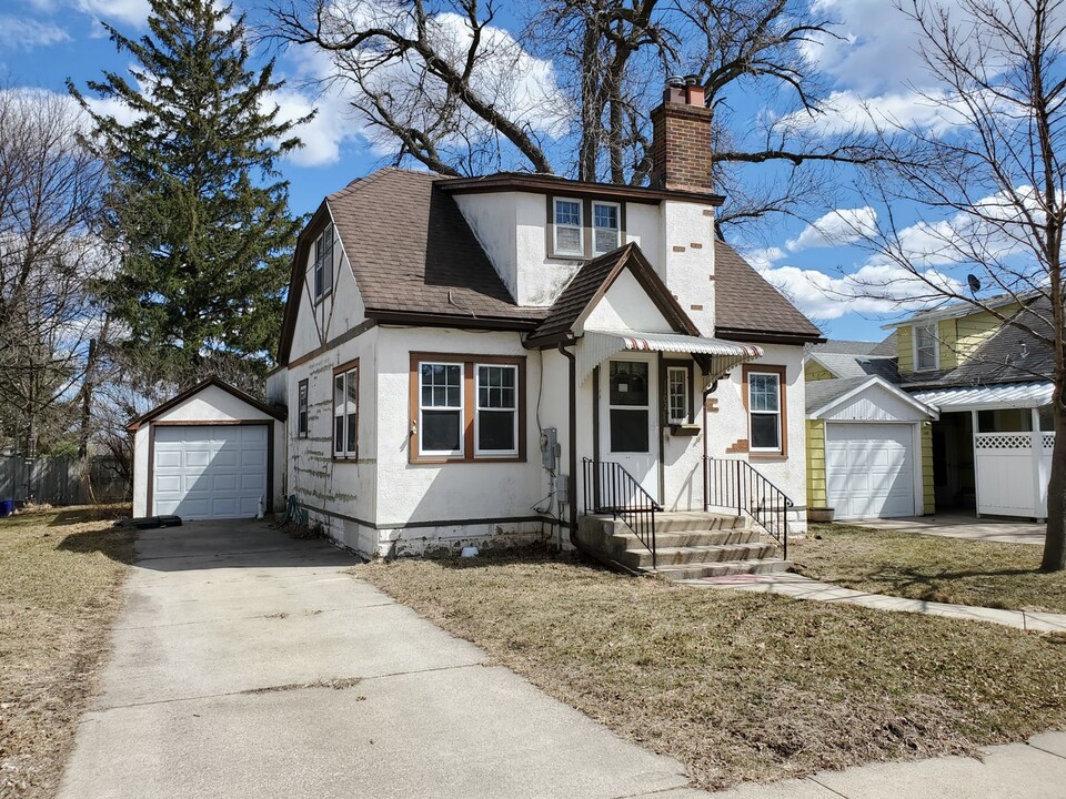 1102 3rd St NW in Austin, MN - Building Photo