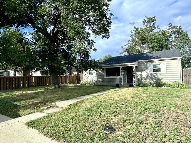 1335 Dallas St in Aurora, CO - Building Photo - Building Photo