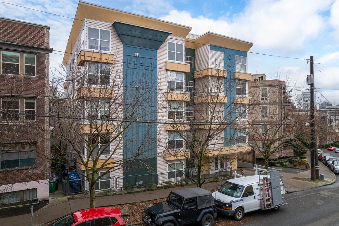 CAPITOL CREST in Seattle, WA - Building Photo