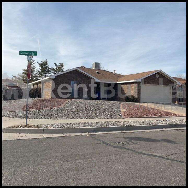 5025 Summersville Dr NW in Albuquerque, NM - Building Photo