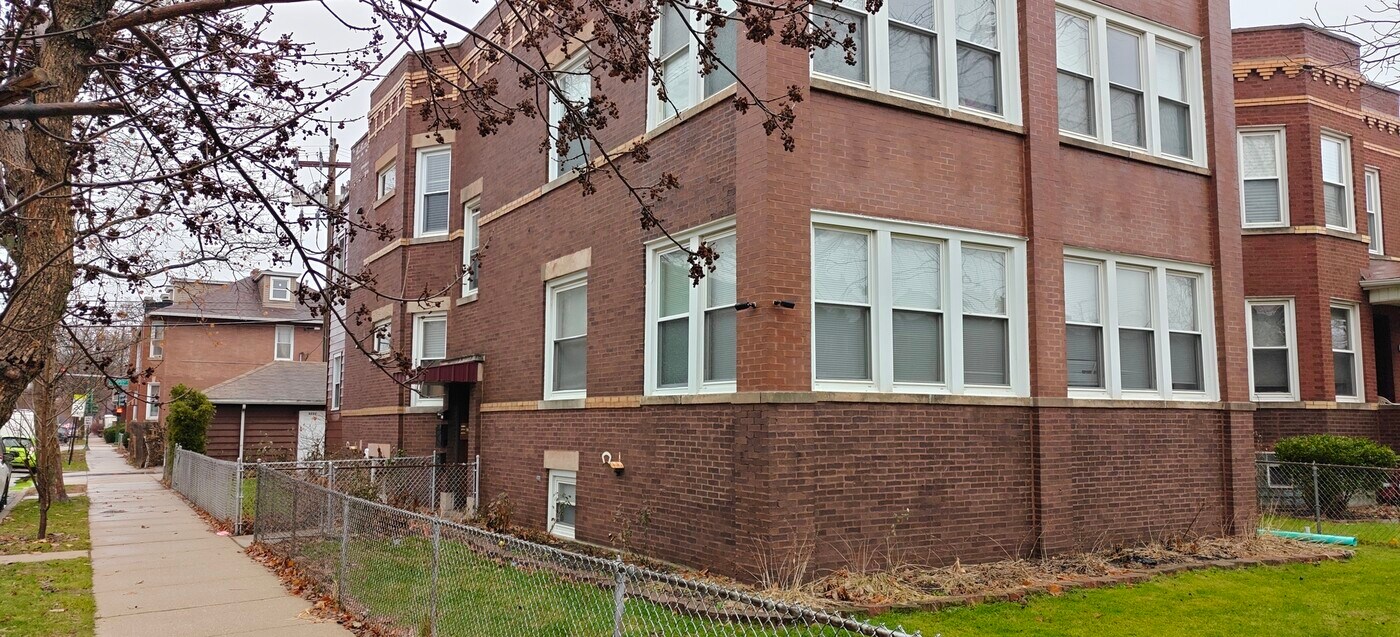 4222 N Laramie Ave in Chicago, IL - Building Photo