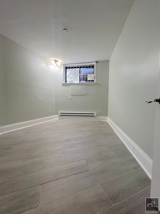27-05 Astoria Blvd-Unit -2L in Queens, NY - Building Photo - Building Photo