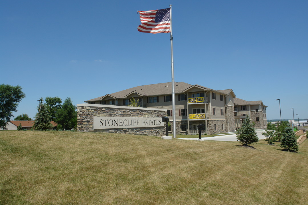 Stonecliff Estates in Lincoln, NE - Building Photo