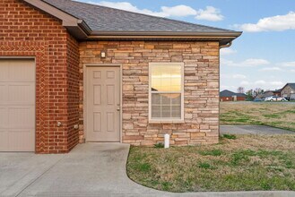 109 Holland Dr in Clarksville, TN - Foto de edificio - Building Photo