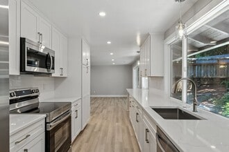 5430 Red Leaf St in Lake Oswego, OR - Building Photo - Building Photo