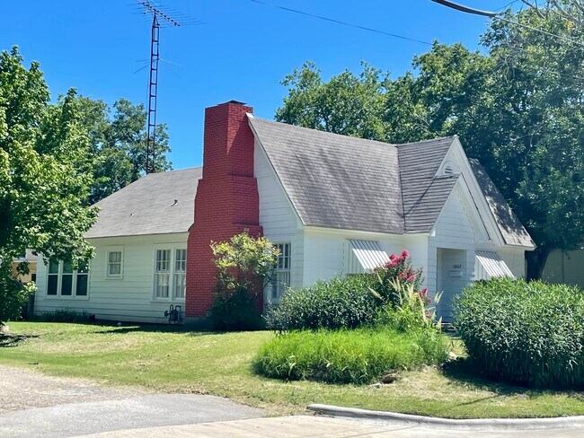 1002 W 3rd St in Clifton, TX - Building Photo - Building Photo