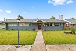 3330 Darvany Dr in Dallas, TX - Building Photo