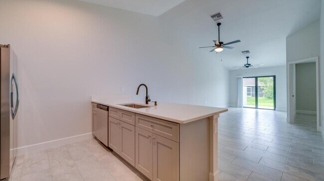 4604 SW 8th Ct in Cape Coral, FL - Foto de edificio - Building Photo