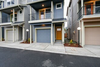 13208 NE Glisan St in Portland, OR - Building Photo - Building Photo