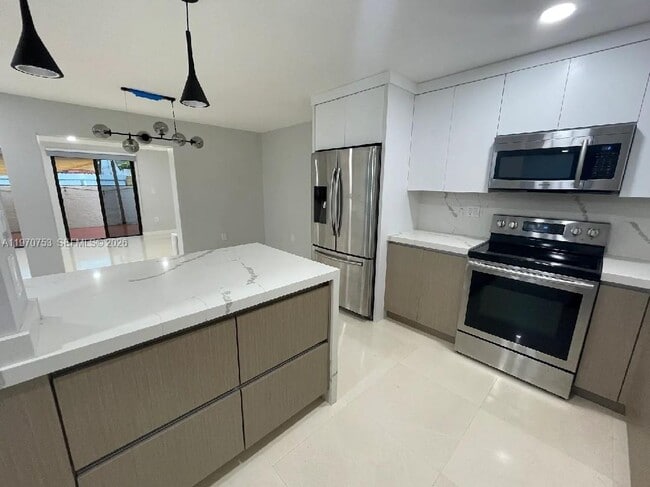 7021 SW 105th Ct in Miami, FL - Foto de edificio - Building Photo