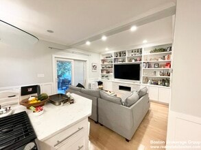 108 Buttonwood St, Unit 1 in Boston, MA - Foto de edificio - Building Photo