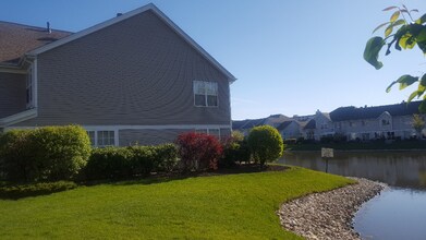 9030 W Heathwood Cir in Niles, IL - Foto de edificio - Building Photo