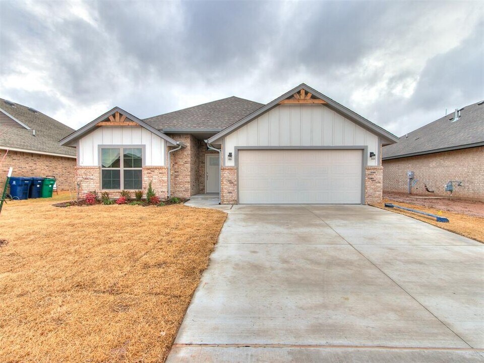 2204 Wheatheart Dr in Yukon, OK - Building Photo